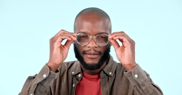 Vision Brille Und Gesicht Des Schwarzen Mannes Einem Studio Mit — Stockvideo