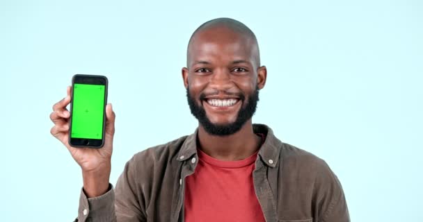 幸福的脸 电话和黑人男子在绿色屏幕上的工作室隔离蓝色背景与跟踪标记 模拟空间或促销中的人物形象 人的微笑和智能手机 — 图库视频影像