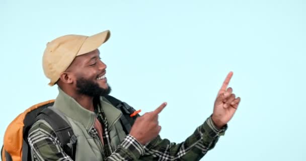 Hombre Negro Feliz Mochila Apuntando Marketing Publicidad Contra Fondo Estudio — Vídeos de Stock