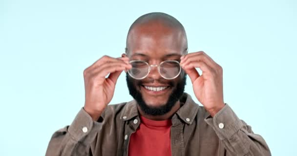 Feliz Cara Hombre Negro Con Gafas Fondo Estudio Para Optometría — Vídeos de Stock