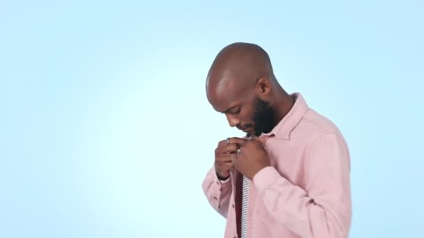 Cara Moda Hombre Negro Con Los Brazos Cruzados Sonrisa Estética — Vídeo de stock
