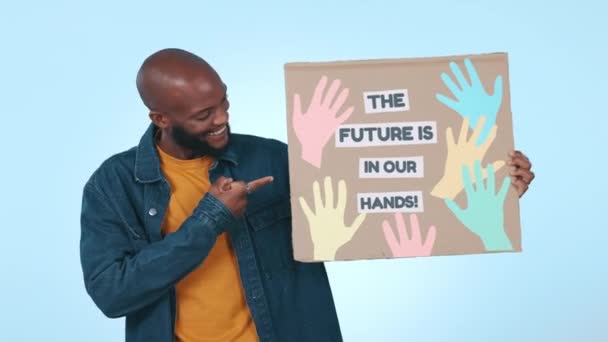 Apontando Feliz Homem Negro Com Sinal Para Futuro Informação Comunicação — Vídeo de Stock