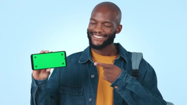 Pantalla Verde Apuntando Hombre Con Teléfono Estudio Con Maqueta Para — Vídeos de Stock