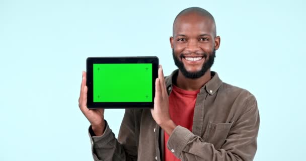 绿色的屏幕 平板电脑的模型和一个男人在工作室与网站 互联网和社交网络 肖像和黑人 带有技术跟踪标记 广告或蓝色背景的应用程序 — 图库视频影像