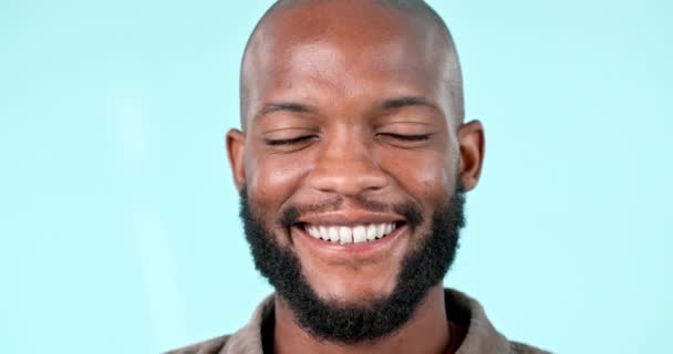 Mutlu Gülümseyen Kendine Güveni Olan Bir Stüdyodaki Siyah Adamın Yüzü — Stok video