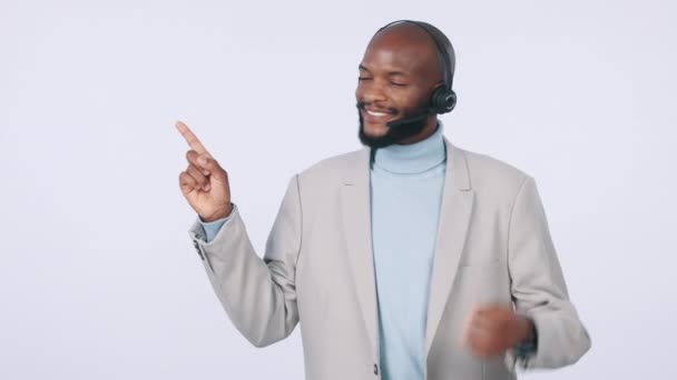 Чорношкірий Чоловік Колл Центр Вказує Знак Гаразд Реклами Або Списку — стокове відео