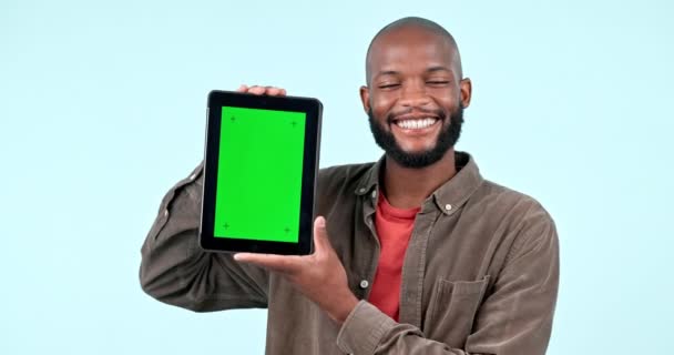 快乐的黑人男子 平板电脑和绿色屏幕在广告或营销的工作室背景 非洲男性持技术展示 应用或模拟跟踪标记微笑的肖像 — 图库视频影像