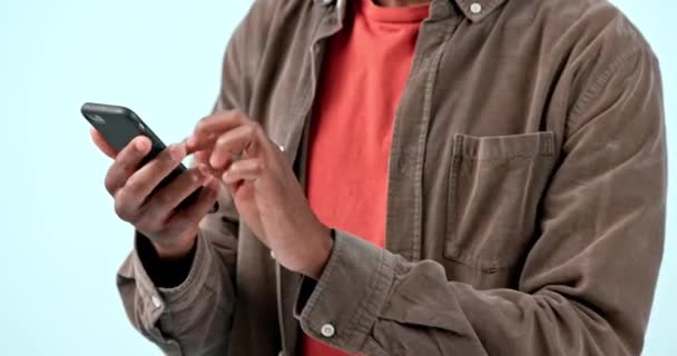 Χέρια Τηλέφωνο Και Άνθρωπος Δακτυλογραφούν Στούντιο Απομονωμένα Μπλε Φόντο Smartphone — Αρχείο Βίντεο