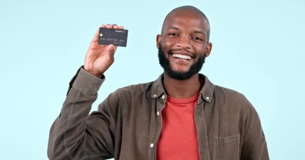 Hombre Negro Feliz Tarjeta Crédito Palma Banca Publicidad Pago Fondo — Vídeo de stock