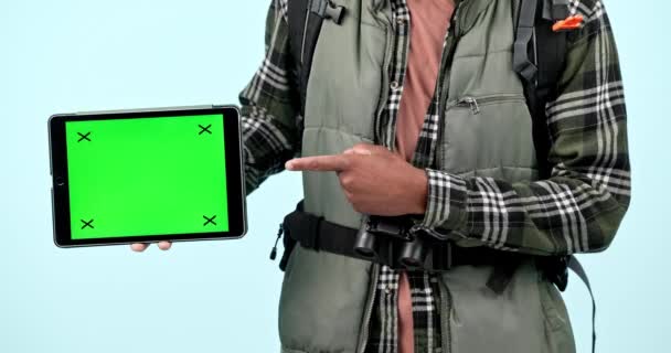 Tablet Yeşil Ekran Stüdyoyu Işaret Eden Adamın Elleri Mavi Arka — Stok video