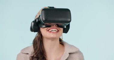 Gülümse, sanal gerçeklik gözlükleri ve gelişmiş gerçekliğe sahip bir kadın mavi bir stüdyo arka planında fütüristik ve yenilikçi. VR gözlüklü kişi, kız ve model, teknoloji ve oyun ile dijital uygulama.