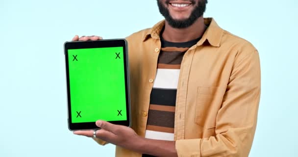 绿色屏幕 平板电脑模拟 与网站 互联网和社交网络手牵手工作室 具有蓝色背景的技术跟踪标识 广告或应用程序的人的Ux Ui和特写 — 图库视频影像