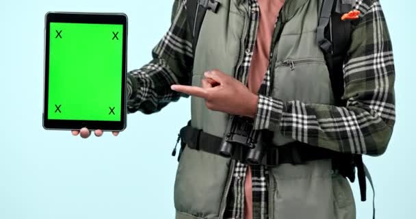 Tablet Zielony Ekran Ręce Plecak Osoby Wskazując Wędrówki Gps Projekt — Wideo stockowe