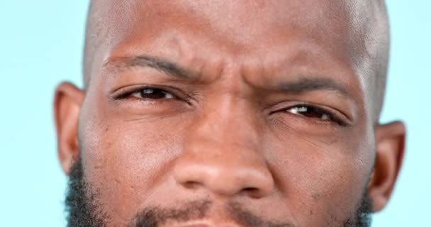 Stüdyoda Sorgulayan Kafası Karışmış Zoom Kafası Karışmış Siyah Bir Adam — Stok video