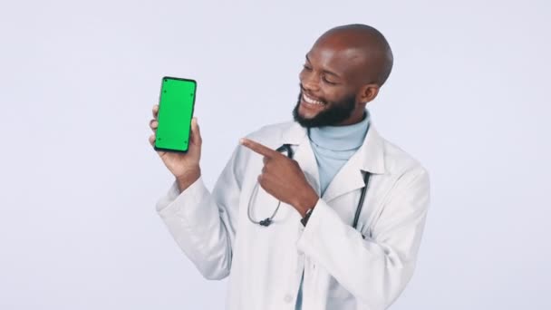 Pantalla Verde Apuntando Médico Con Teléfono Estudio Con Espacio Maqueta — Vídeos de Stock