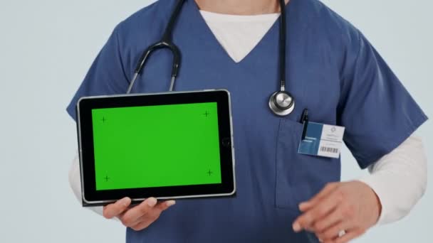 간호사 태블릿 스튜디오에서 서비스 배경에 클리닉 디지털 모크업 마커에 의료인 — 비디오