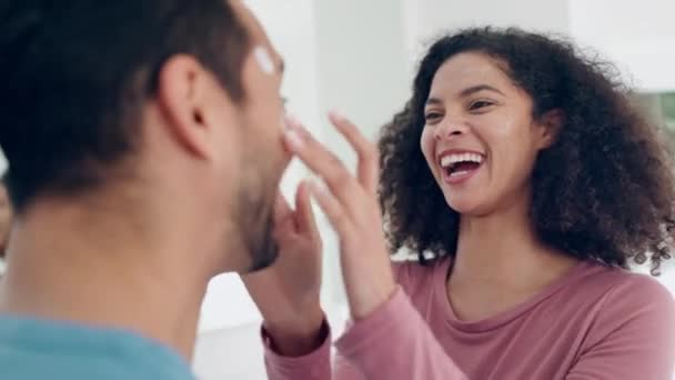 Pasangan Tertawa Kamar Mandi Dan Krim Untuk Rutinitas Pagi Dengan — Stok Video