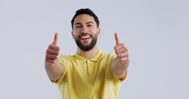 Viso Sorriso Uomo Con Pollici Accordo Feedback Uno Sfondo Bianco — Video Stock
