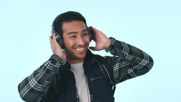 Feliz Hombre Asiático Auriculares Bailando Con Música Podcast Sobre Fondo — Vídeos de Stock