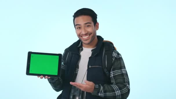아시아 태블릿 스튜디오 배경에 광고에 하이킹 디스플레이를위한 배낭과 기술로 미소를 — 비디오