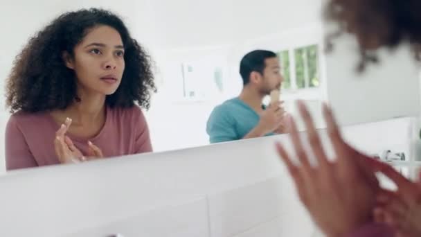 Creme Espelho Banheiro Rosto Mulher Casal Pessoas Aplicam Loção Cuidados — Vídeo de Stock