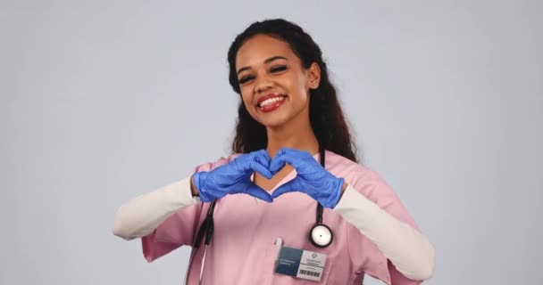 Medische Verpleegkundige Hart Handen Vrouw Studio Met Liefde Emoji Vorm — Stockvideo