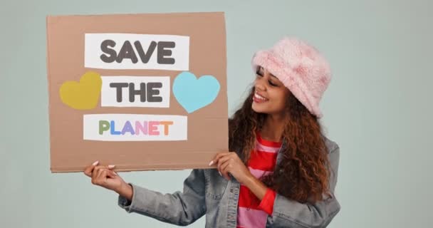Zmiany Klimatu Uśmiech Zapisać Plakat Planety Kobietą Studio Szarym Tle — Wideo stockowe