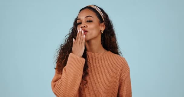 Мода Ударний Поцілунок Обличчя Жінки Студії Посмішкою Впевненості Любовним Жестом — стокове відео