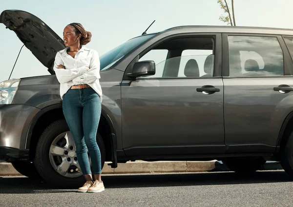 Πρόβλημα Αυτοκίνητο Δρόμο Απογοητευμένη Μαύρη Γυναίκα Αργά Για Την Εργασία — Φωτογραφία Αρχείου