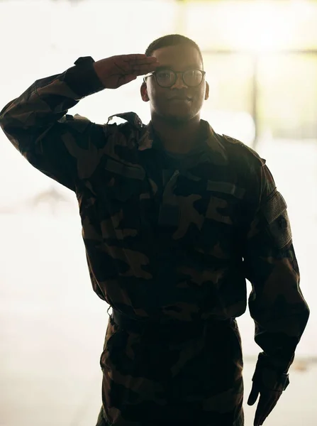 Soldato Fidato Ritratto Esercito Saluto Nel Costruire Con Orgoglio Eroe — Foto Stock