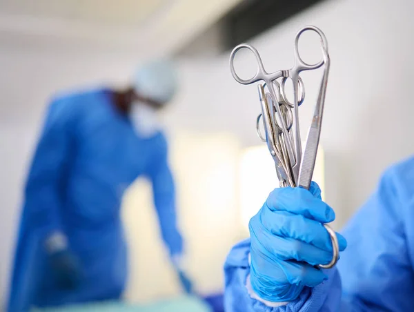 Kéz Olló Egy Orvos Kórházban Vagy Műtőben Hogy Elkezdje Műtétet — Stock Fotó