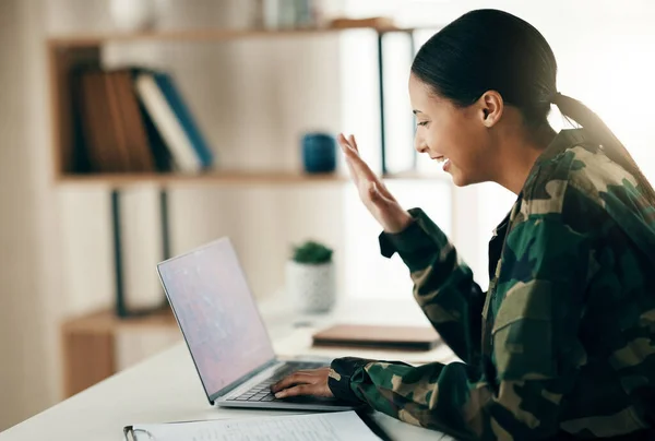 Soldat Kvinde Bølge Laptop Til Kommunikation Videoopkald Lykke Stuen Til - Stock-foto