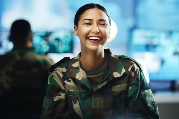 Ritratto Sorriso Una Donna Una Sala Controllo Militare Strategia Come — Foto Stock