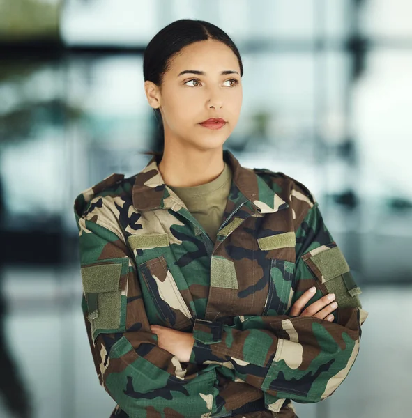 Militare Pensiero Armi Incrociate Con Una Donna Soldato Uniforme Sicurezza — Foto Stock