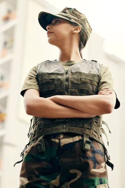Esercito Pensiero Armi Incrociate Con Una Donna Patriota Uniforme Sicurezza — Foto Stock