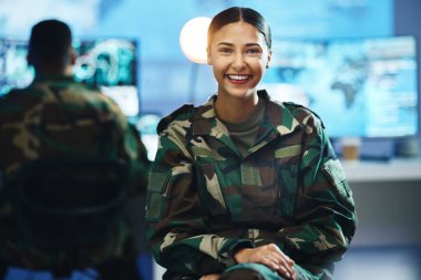 Portre, gülümseme ve savaş ya da savaş sırasında üniformalı bir asker olarak strateji için ordu kontrol odasında bir kadın. Yüz, mutlu ve genç asker bir ofiste destek, gözetim veya hizmet için.