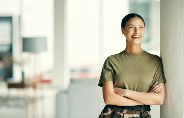 Donna Soldato Con Sorriso Braccia Incrociate Orgoglio Rilassarsi Alla Costruzione — Foto Stock