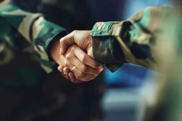 Militari Esercito Stretta Mano Partnership Lavoro Squadra Trattare Guerra Accordo — Foto Stock