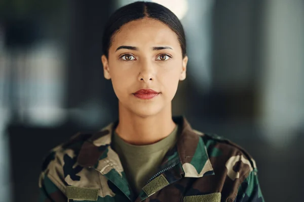 Ritratto Soldato Donna Con Braccia Incrociate Guerra Fiducia Con Protezione — Foto Stock