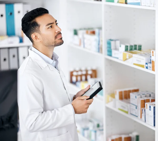 Muž Lékárně Tabletem Kontrolním Seznamem Skladem Pro Léky Line Webové — Stock fotografie