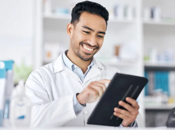 薬局でタブレット チェックリスト 笑顔でオンラインウェブサイト情報 医薬品 テクノロジー ヘルスケアの在庫をチェックした薬剤師 デジタルアプリ 在庫調査 — ストック写真