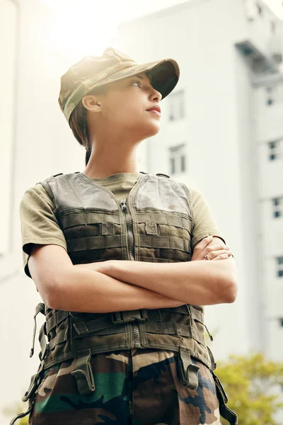 Esercito Pensiero Braccia Incrociate Con Una Donna Soldato Uniforme Sicurezza — Foto Stock