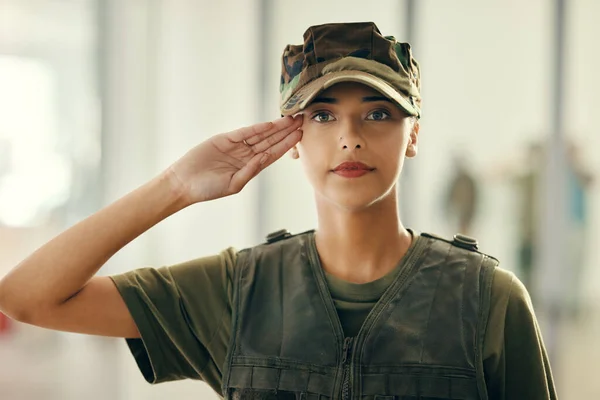 Militare Saluto Ritratto Donna Soldato Con Fiducia Orgoglio Rispetto Servizio — Foto Stock
