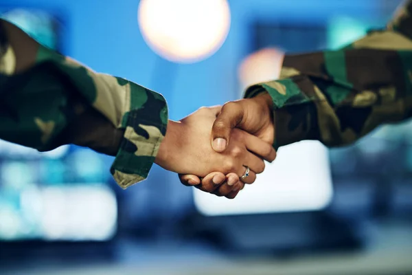 Militari Esercito Stringere Mano Partnership Lavoro Squadra Trattare Guerra Accordo — Foto Stock