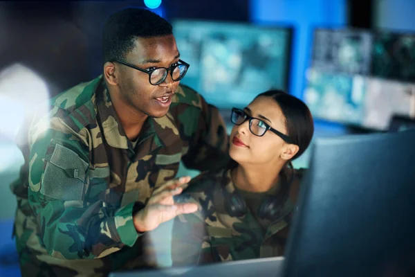 Addestramento Notturno Esercito Persone Con Computer Comunicazione Strategia Pianificazione Sorveglianza — Foto Stock