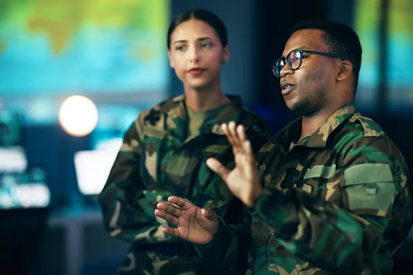 Notte Parlare Persone Nell Esercito Con Una Strategia Sicurezza Informatica — Foto Stock