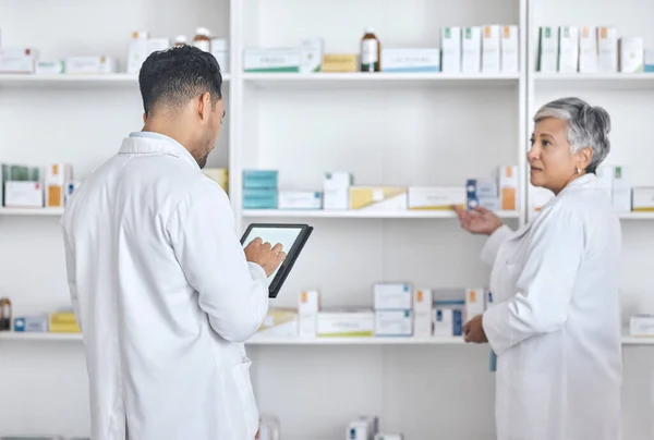 Farmaceutický Tým Tablety Lidé Spolupracují Maloobchodních Produktech Regálech Nebo Lékařských — Stock fotografie