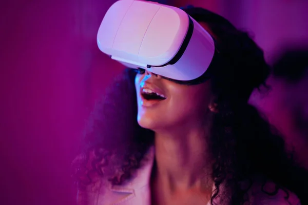 Mulher Wow Realidade Virtual Mundo Digital Com Tecnologia Futura Iluminação — Fotografia de Stock
