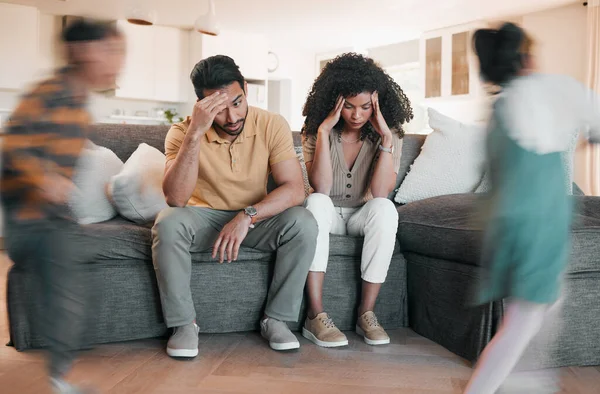 Frustrerade Föräldrar Huvudvärk Och Barn Med Stress Utbrändhet Ångest Eller — Stockfoto