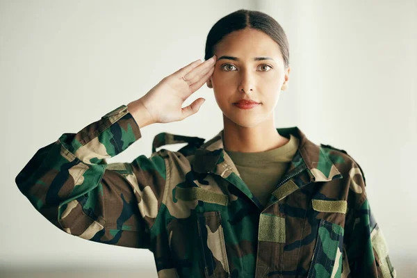 Ritratto Donna Soldato Con Saluto Fiducia Orgoglio Nel Servizio Militare — Foto Stock